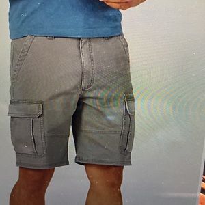 💙Men’s Wrangler cargo shorts - size 36. Great condition!